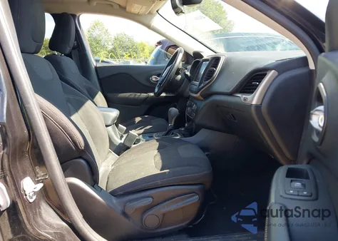 2016 Jeep Cherokee Latitude z USA, uszkodzony, nr VIN 1C4PJMCS3GW318671